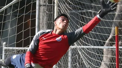 El juvenil arquero rojiblanco mostró sus cualidades bajo los tres postes