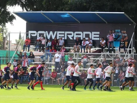 Dos juveniles resaltaron en inicio de la preparación de Chivas