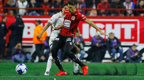 Mauro Lainez golpeó sin intención al defensor rojiblanco y obliga el ingreso inmediato de las asistencias médicas