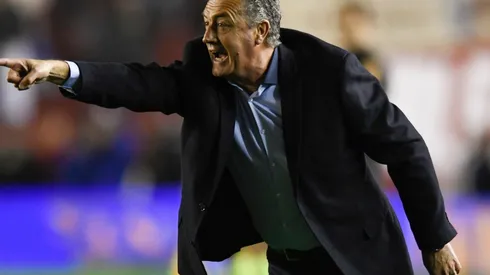 El entorno del estratega argentino reconoció que no han platicado con la directiva rojiblanca