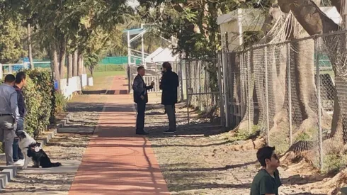 El directivo y el propietario platicaron ante la mirada de los presentes en Verde Valle
