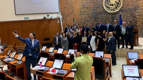 Amaury se tomó una "selfie" con los diputados del Congreso de Jalisco