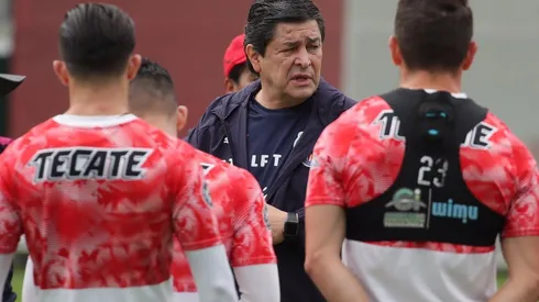 El "Flaco" Tena aseguró que no puede hacer cinco cambios a su alineación, pero ¿menos sí puede?