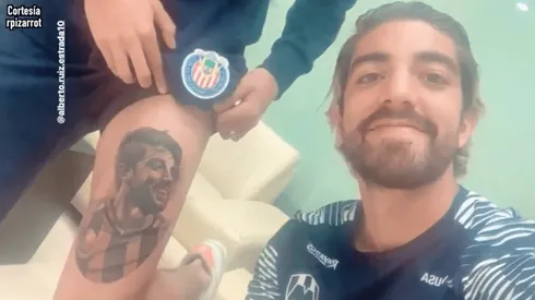 Pizarro le cumplió el sueño a un fan de Chivas que se tatuó su rostro