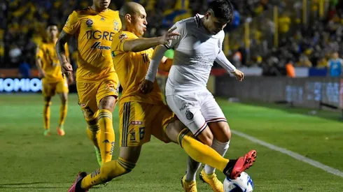 Los rojiblancos perdieron ante unos Tigres que iniciaron con los centrales suplentes tras varias bajas