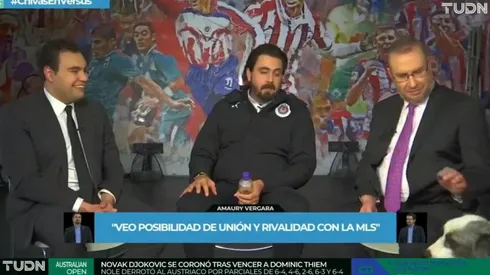 El canino, que nunca abandona a su dueño Amaury Vergara, recibió algunos cariños de los reporteros