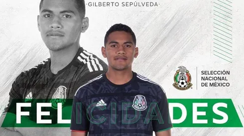 El defensor recibió la felicitación de la selección mexicana con la que se encuentra concentrado