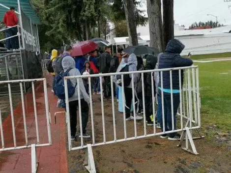 Ni la lluvia evita que la afición acompañe a Chivas