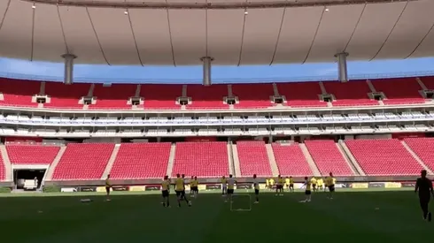 Jugadores participan de actividad con niños en el Akron.