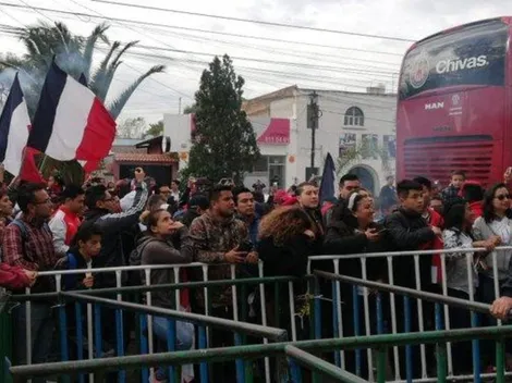 Jugadores de Chivas firman autógrafos a las afueras del hotel en San Luis Potosí