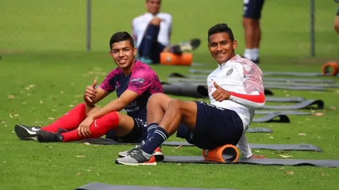 Ortíz (izquierda) ocupa el puesto de volante mixto en su estreno con el primer equipo de Chivas