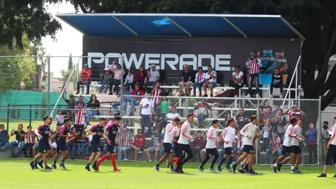 El plantel rojiblanco alternativo trabajó este lunes en la ciudad deportiva de Verde Valle