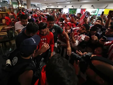 Afición recibe a Chivas en su escala en CDMX del viaje a Pachuca