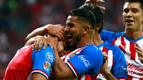 Los goles de Vega y Macías guiaron la victoria rojiblanca en el Estadio Akron