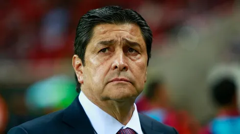 Tena defiende su alineación con muy pocos refuerzos