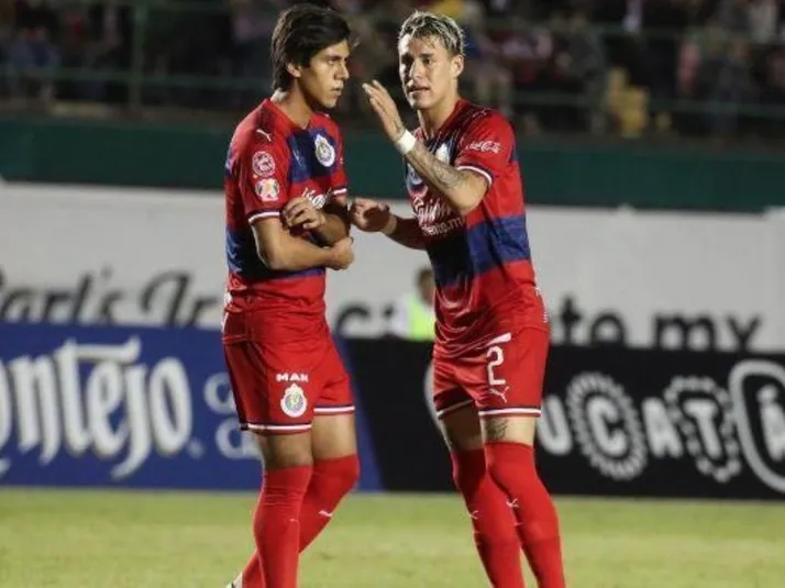 Macías se perfila como el único refuerzo en el once inicial de Chivas