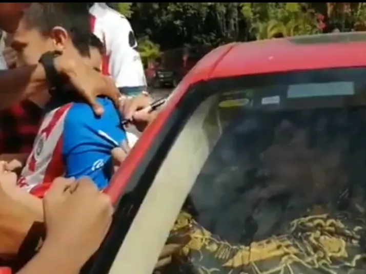 Víctor Guzmán firmó camisetas en Valle Verde