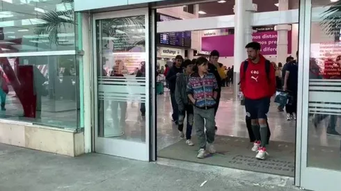 Oribe Peralta fue uno de los primeros jugadores en salir de la terminal aérea