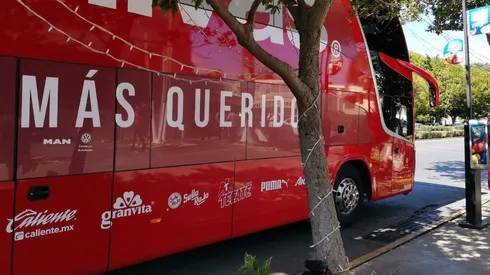 El plantel rojiblanco fue recibido por decenas de aficionados en la entrada del hotel de concentración