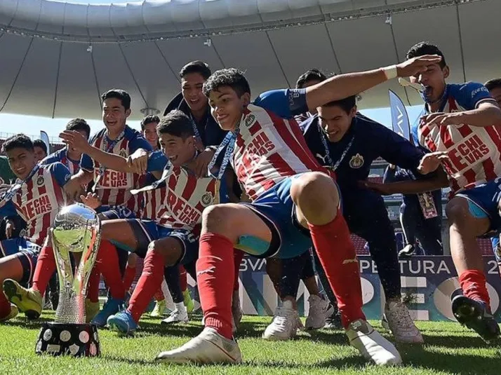 El plan de Chivas para dar espacio a Fuerzas Básicas y "olvidarse" de refuerzos