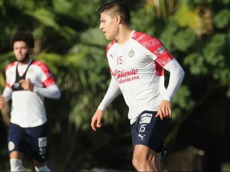 Ronaldo Cisneros se queda como cuarto delantero en Chivas