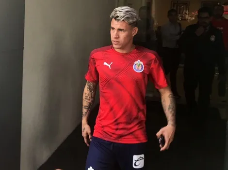 Llega Calderón a la pretemporada de Chivas y así lo recibieron