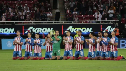 Los jugadores pasaron el minuto de aplausos de rodilla antes de comenzar el partido