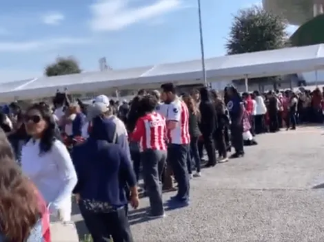 Una multitud se acerca para despedir a Jorge Vergara en la misa