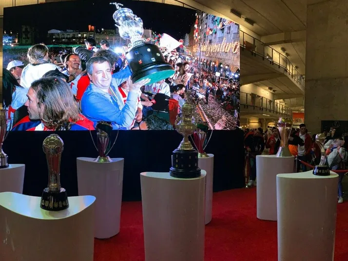 Chivas exhibió trofeos para honrar a Jorge Vergara en el Estadio Akron