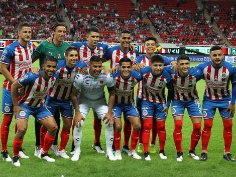 Carlos Salcido se despide en foto oficial con Chivas