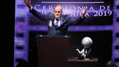 El mítico jugador de las Chivas aclaró que su deseo es ver a su nieto "Chicharito" rematar su carrera en el Rebaño