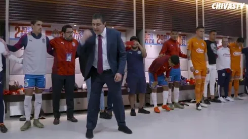 El "Flaco" lideró la charla previa en el vestidor principal del Estadio Akron