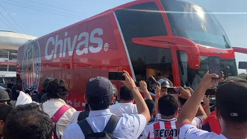 El bus del Rebaño Sagrado hizo su penúltimo ingreso formal al Estadio Akron en este Torneo Apertura 2019