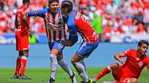 El mediocampista ofensivo dominó la habilitación de Alan Pulido y la envió a la red para el empate