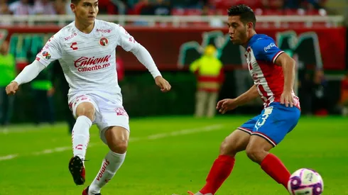 Gael Sandoval fue el segundo jugador en dejar el campo y salió reemplazado por Oribe Peralta