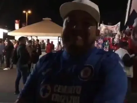 Aficionado de Cruz Azul se infiltra en el Estadio Akron y apoya a Chivas