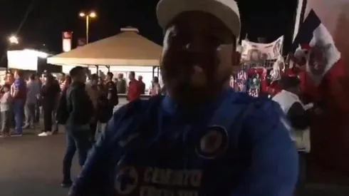 El seguidor vestido con su playera de Cruz Azul afirmó que le va a Chivas