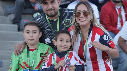 La afición rojiblanca en Ciudad Juárez se hizo presente en la previa para tomarse fotos en su llegada al Estadio