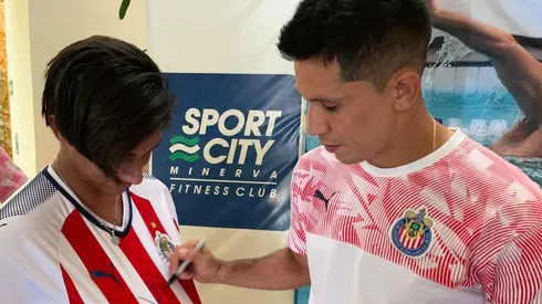 Jugadores de Chivas comparten con aficionados en firma de autógrafos.