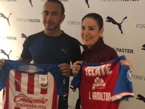 Lewis Hamilton posa con la playera de Chivas