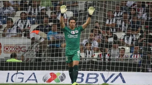 El arquero rojiblanco alcanzó su partido centenario en la Liga MX al ser figura del pacto en Monterrey