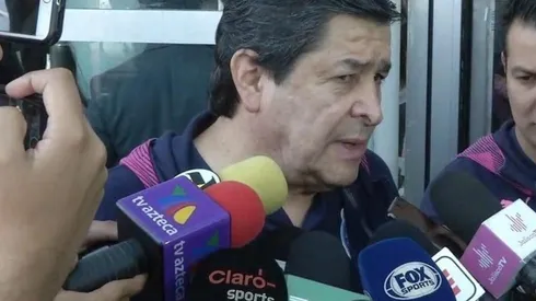 El timonel rojiblanco no atendió este lunes a la prensa tapatía en la terminal aérea