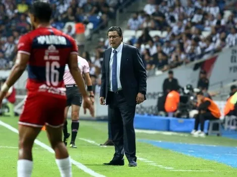 Tena defendió su decisión de iniciar con Oribe Peralta