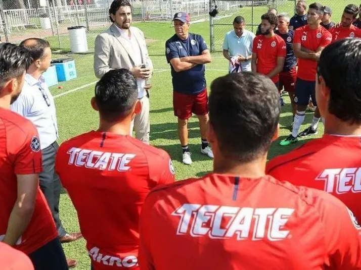 Amaury visita Verde Valle y platica con Tena