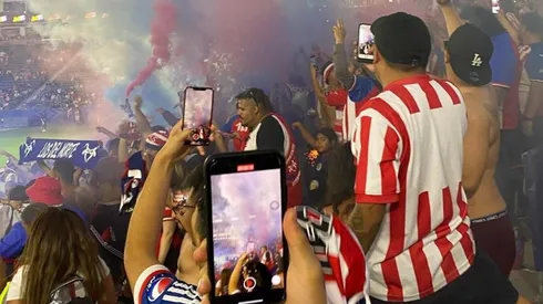 Los aficionados rojiblancos animaron a su equipo durante todo el partido en Carson