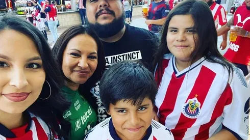 La familia rojiblanca en Carson se hizo presente en la previa para degustar una carnita asada y luego ver a sus Chivas