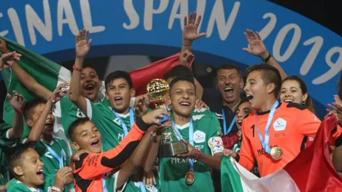 Las promesas del rebaño levantando la copa