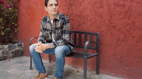 El "Pollo" Briseño en una nueva faceta como modelo mientras cumple su sanción