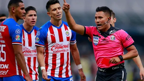 Chivas sufrió dos expulsiones en el Clásico Nacional y otras dos en casa ante Pumas