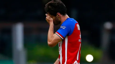 Briseño abandonando la cancha tras ser expulsado